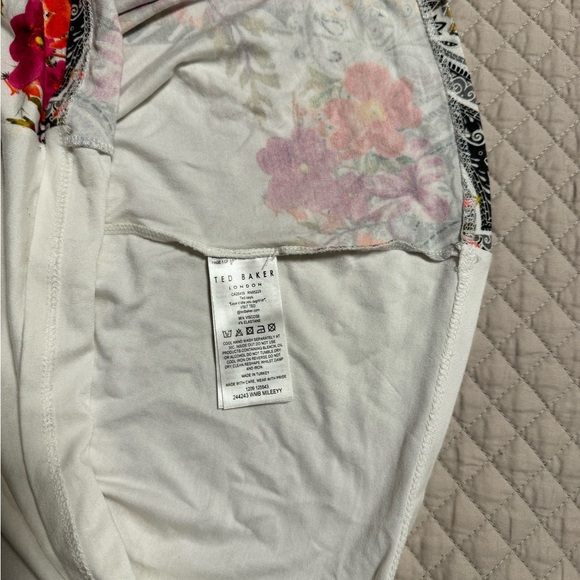 Ted Baker short sleeve T-shirt. Size 3. Like new! - Picture 5 of 6